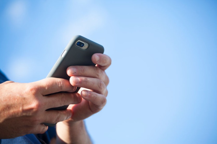 AI Reveals How Much of a Phone Addict are Politicians in Meetings