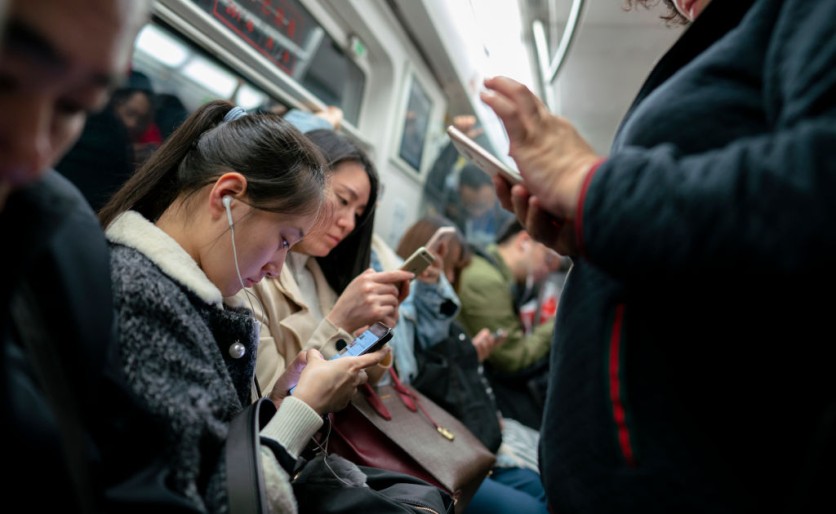 AI Reveals How Much of a Phone Addict are Politicians in Meetings