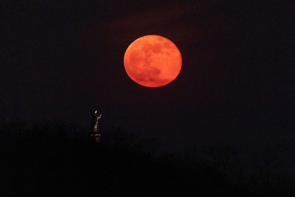 Easter Moon 2022 Will Show Pink Color This April! How To Capture Instagrammable Photo With Your Smartphone