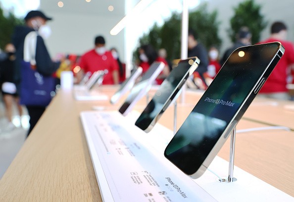 iPhone 14 Horizontal Lines is Just Software Bug; While Waiting for iOS Update, Try These Fixes