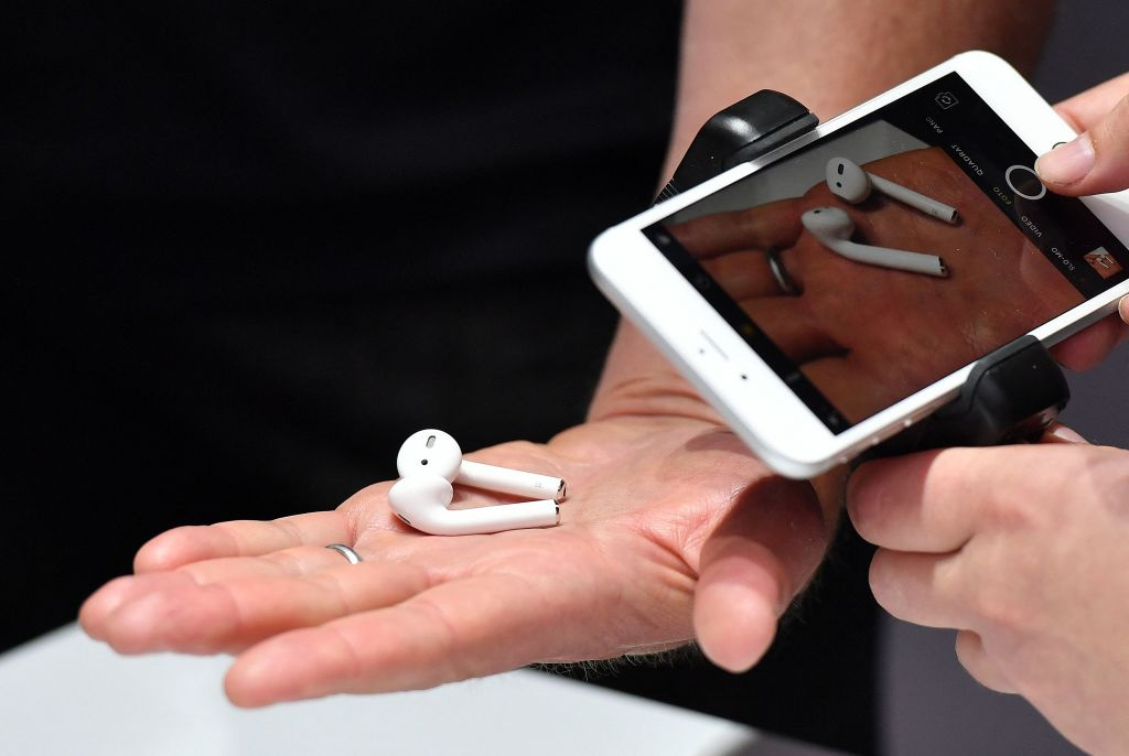 rumor-wired-airpods-iphone-15-