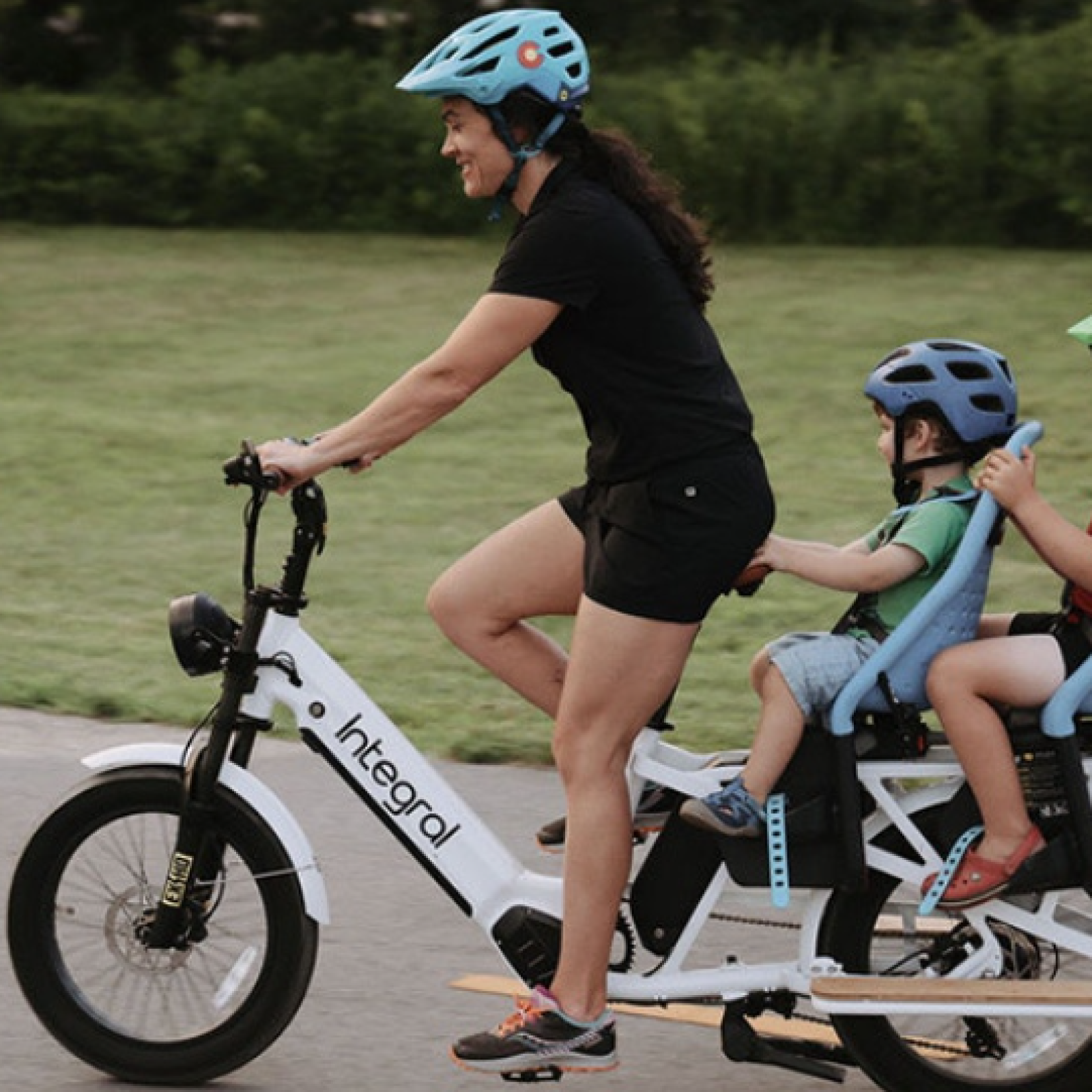 female electric bicycle Hyper Bicycles E-Ride Pedal Assist Woman's Cruiser Bike, 26 inch Wheels, Turquoise, Blue mounted battery (capacity Ah) and the charger First Female-Designed Electric Bike is