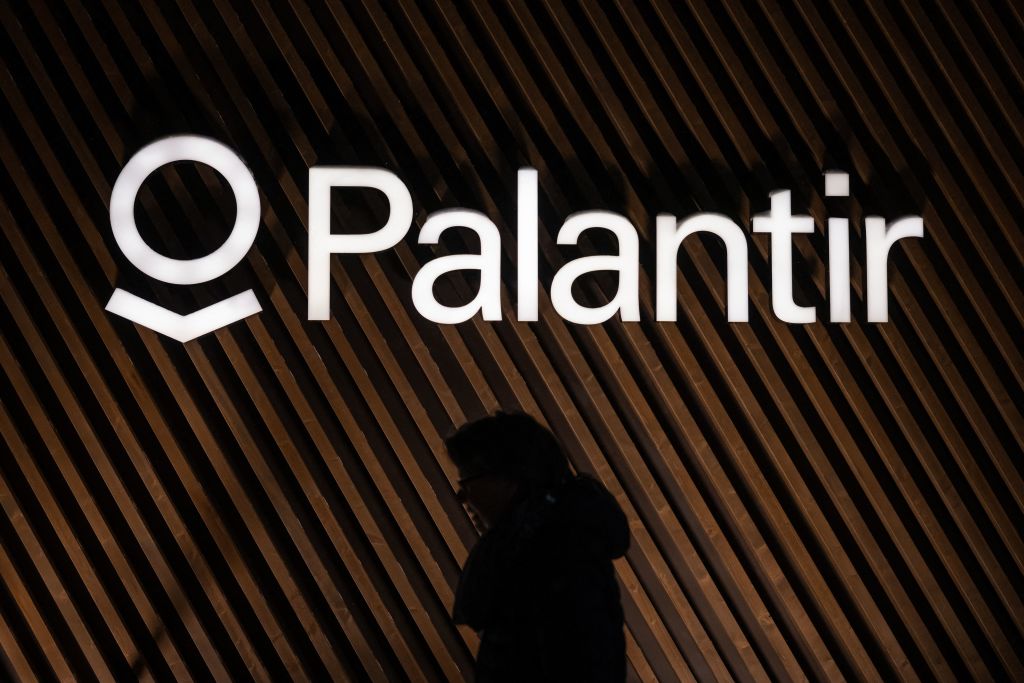 人工智慧熱潮推動巨額資金流動，Palantir 股價飆升