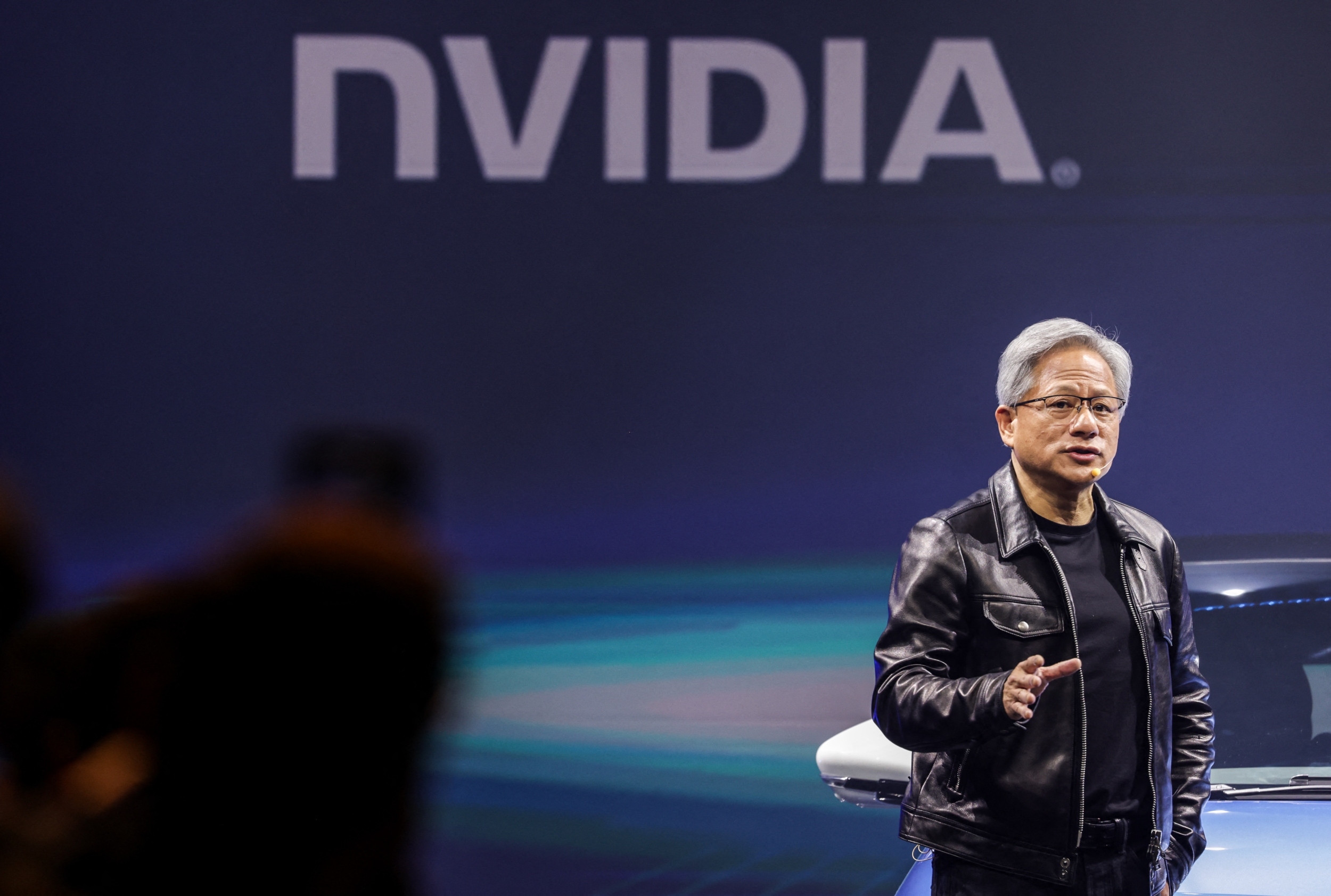 Nvidia 的 AI 赌注获得回报，现已成为全球最大公司，估值 3.43 万亿美元