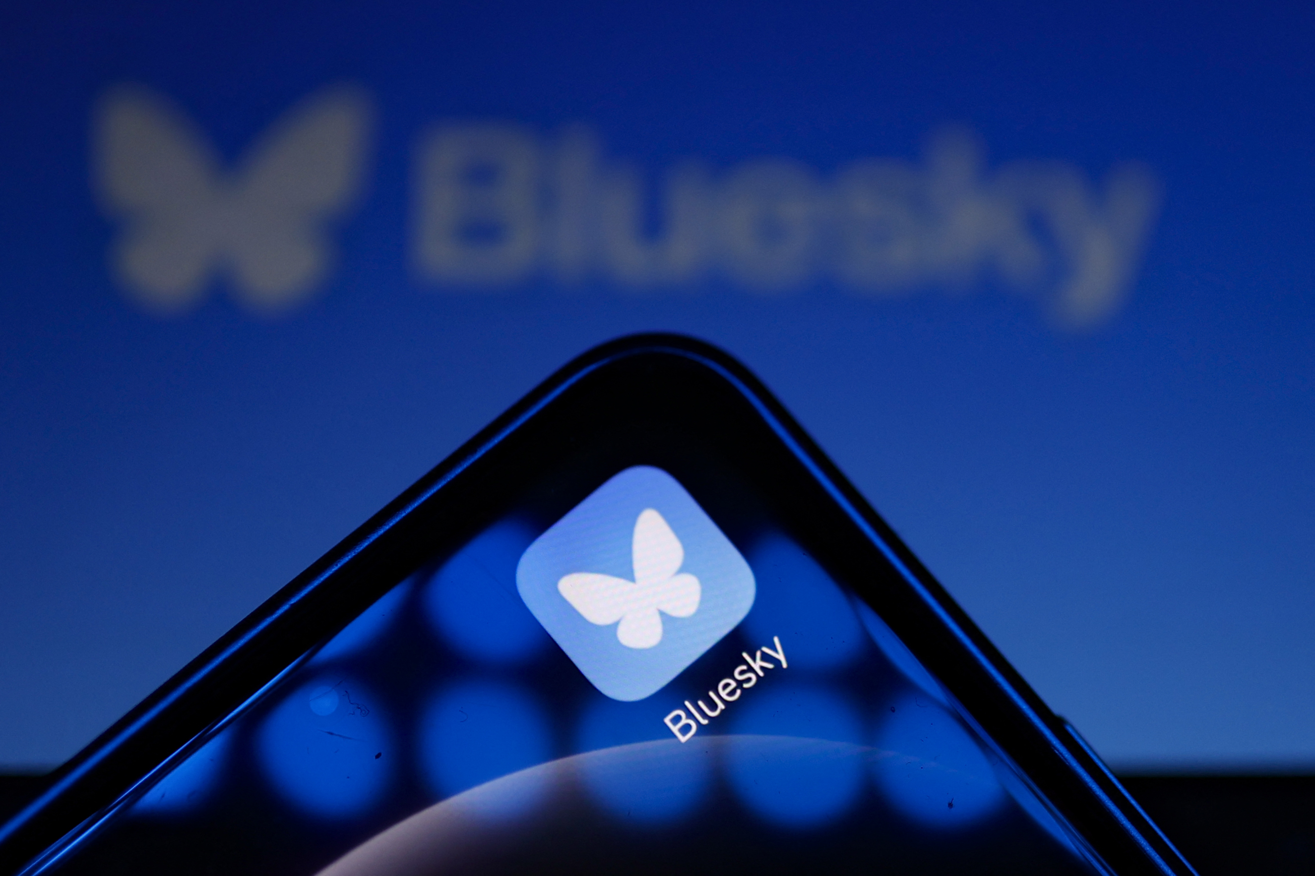 Bluesky สัญญาว่าจะไม่เข้าถึงข้อมูลผู้ใช้สำหรับการฝึกอบรม Generative AI ซึ่งแตกต่างจาก Rival X