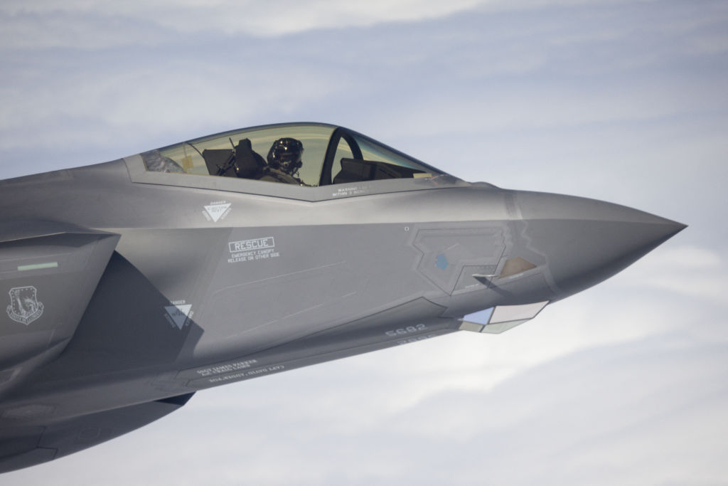 伊隆馬斯克稱 F-35 戰鬥機「過時」：無人機準備好應對現代戰爭了嗎？