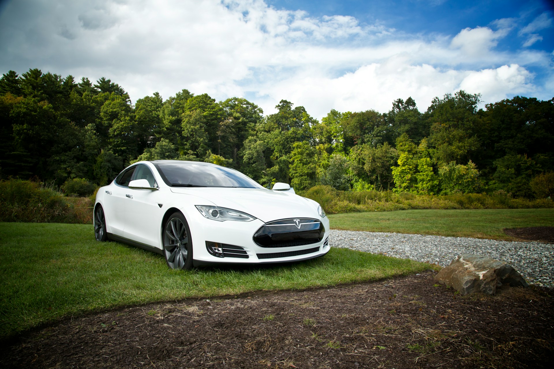 การเรียกคืน Tesla ใหม่ส่งผลกระทบต่อรถยนต์ประมาณ 239,000 คันเนื่องจากปัญหากล้องมองหลังไม่แสดงภาพ