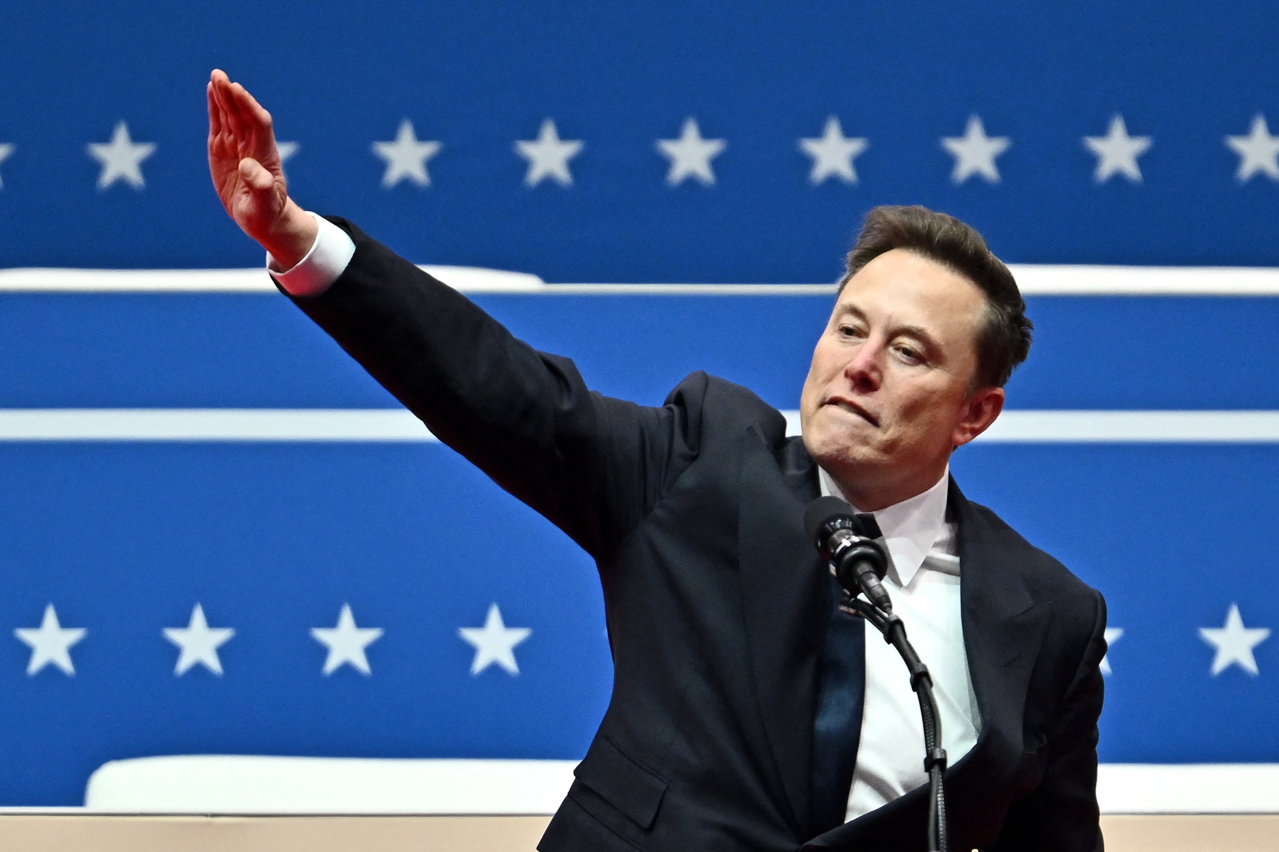 Elon Musk จุดประกายความขัดแย้งด้วย 'Nazi Salute' ในการชุมนุมของ Trump หลายคนกังวลว่าลัทธิฟาสซิสต์กำลังมา