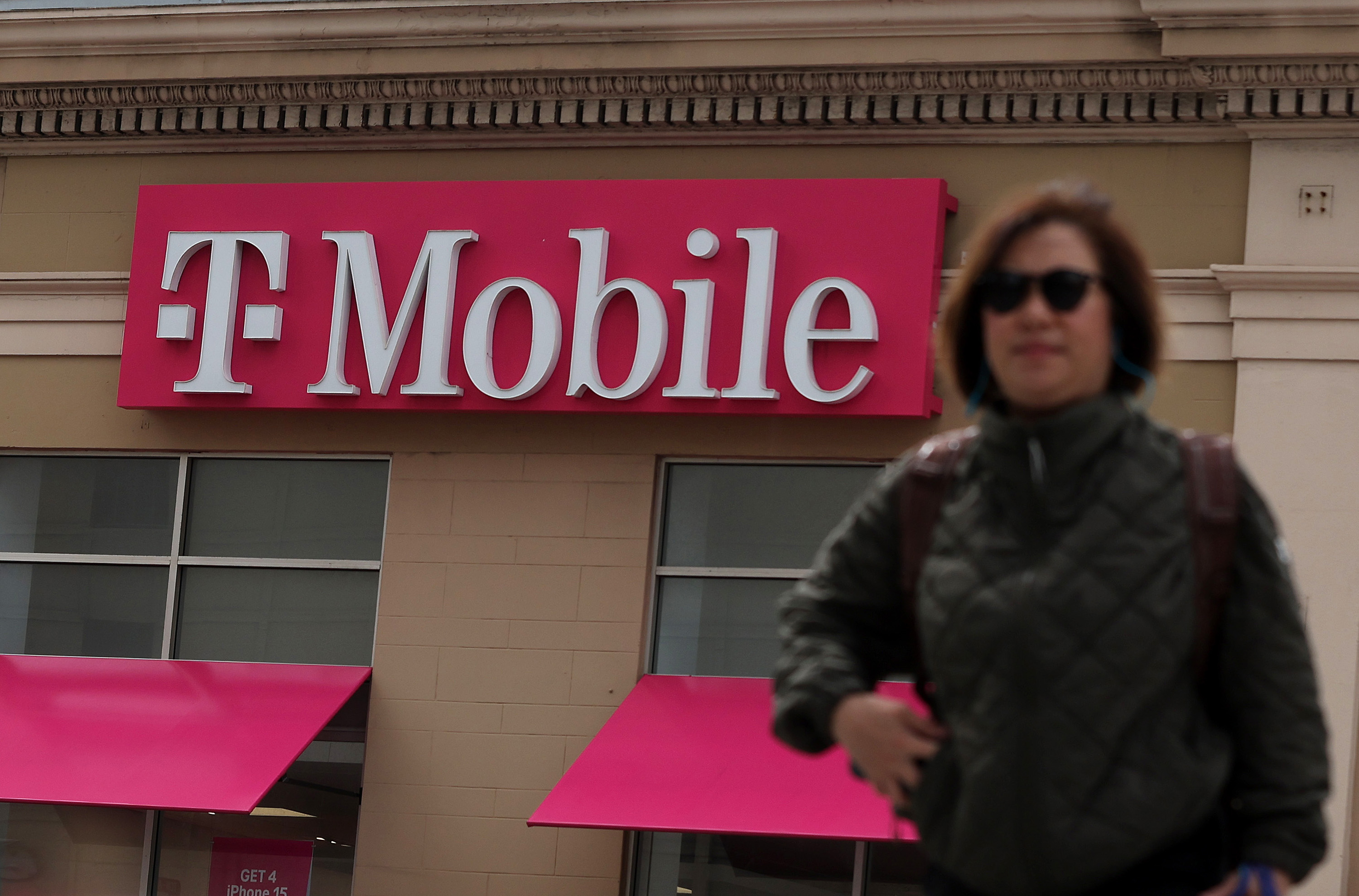 T-Mobile正在向其後付費客戶提供免費的5G手機，但有一個收穫