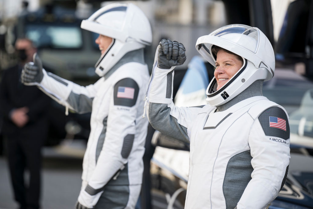 Anne McClain และ Nichole Ayers เป็นผู้นำของ NASA เป็นผู้นำภารกิจ CREW-10 เพื่อบรรเทานักบินอวกาศ ISS