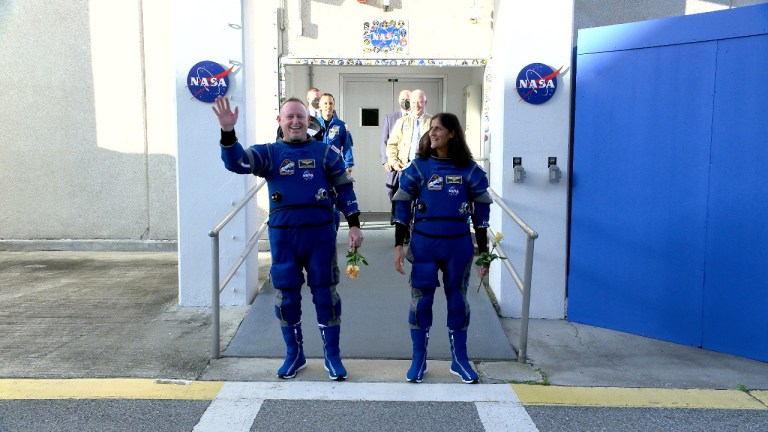 นักบินอวกาศ Boeing Starliner ของ NASA กลับมาจากสถานีอวกาศนานาชาติหลังจากเกือบ 10 เดือนขอบคุณ SpaceX