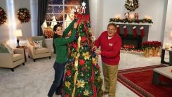 Superstar Santa Pop-Up Christmas Tree