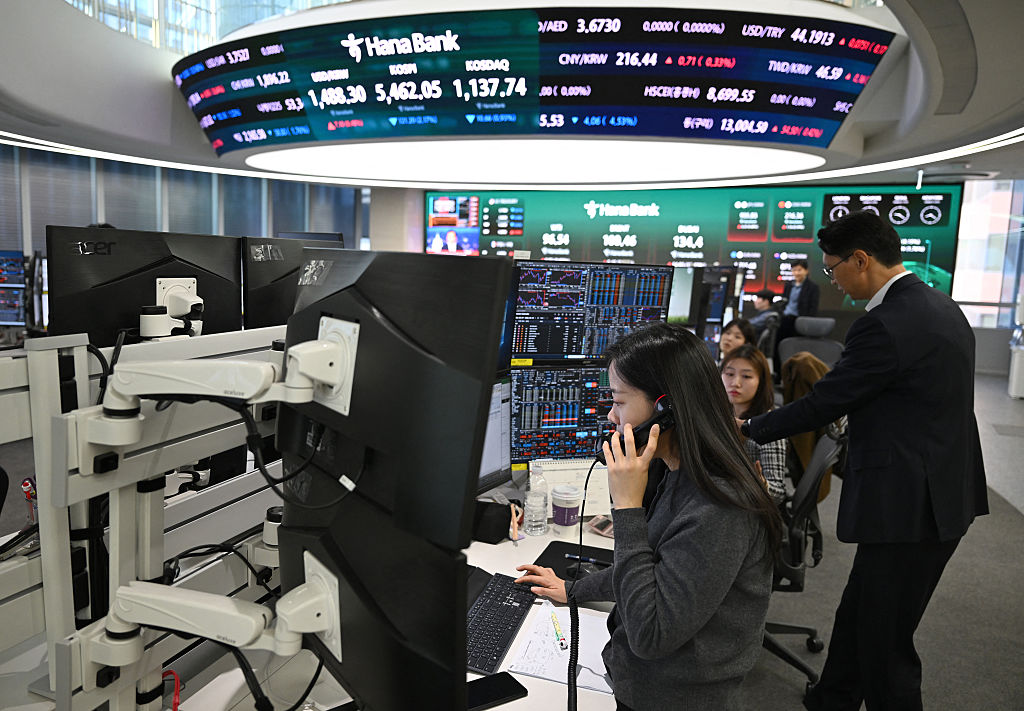 Samsung and SK Hynix Rise in Pre-Market as Trump-Xi Summit Lifts AI Chip Optimism Despite 3-Year Inflation High