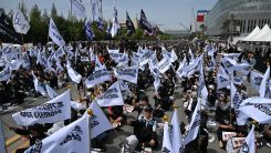 Members of the Samsung Electronics labour union hold flags as