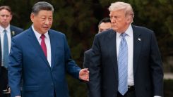 US President Donald Trump (R) walks with China's President Xi