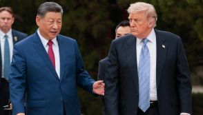 US President Donald Trump (R) walks with China's President Xi