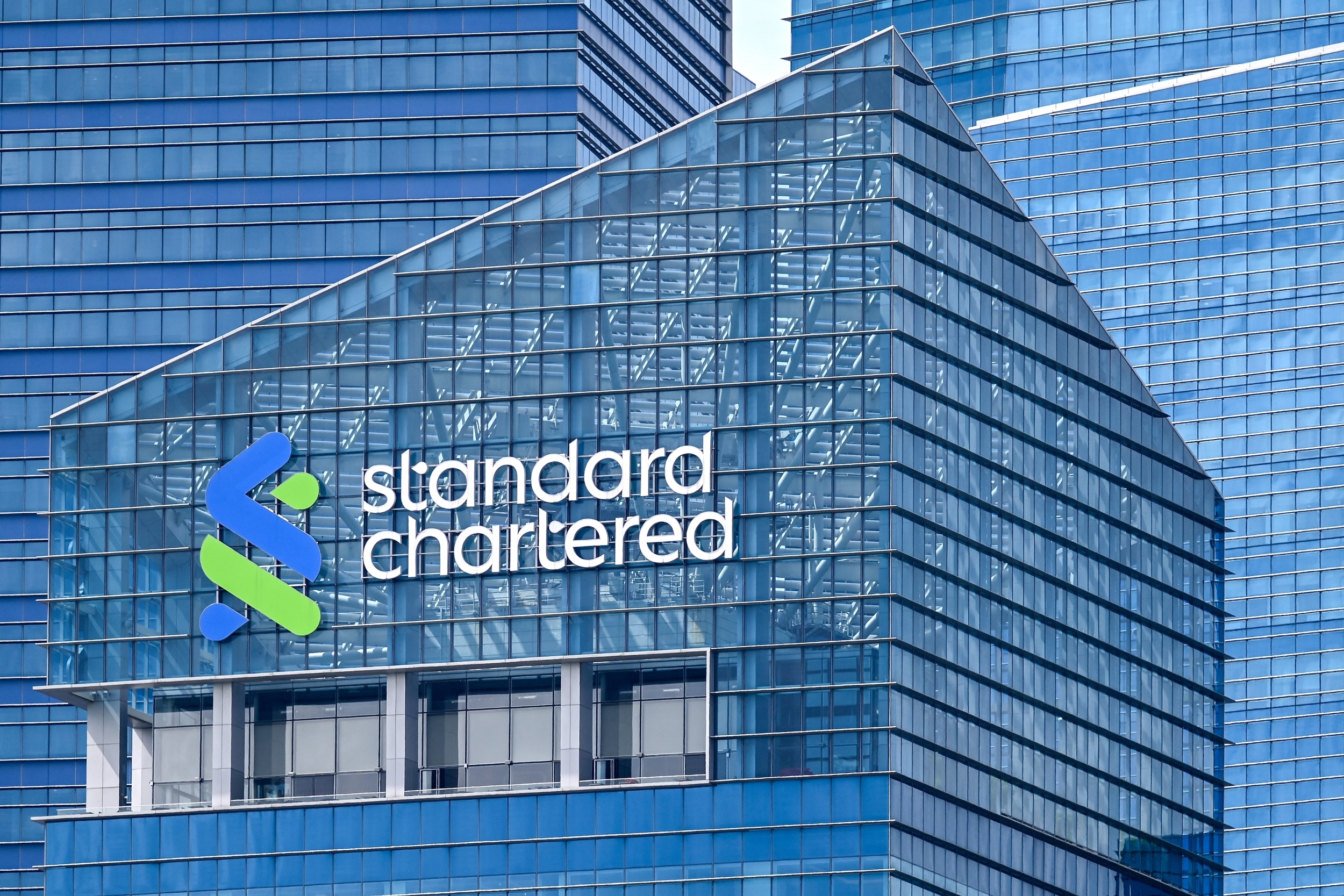 Standard Chartered to Cut 7,000 Back-Office Jobs by 2030: First Major Bank to Put AI on the Layoff Schedule