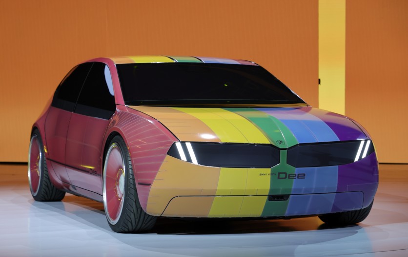 The color-changing ability of the BMW i Vision Dee (Digital