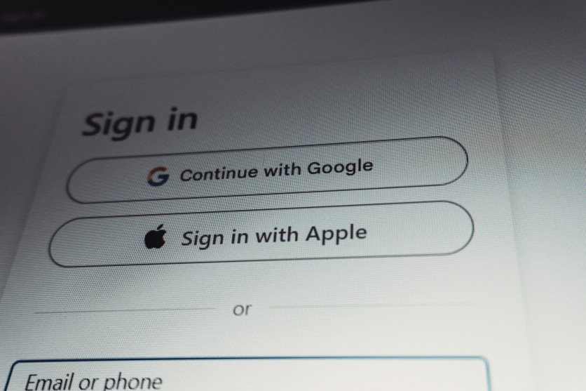Sign In With Google, Sign In With Apple