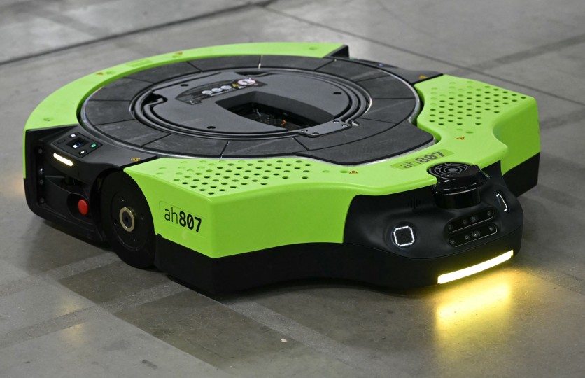 Amazon next-generation Proteus robot