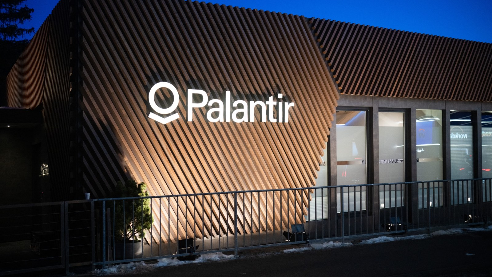 Palantir Blowout Pushes VTI to 52-Week High, AMD Surges Ahead of Earnings