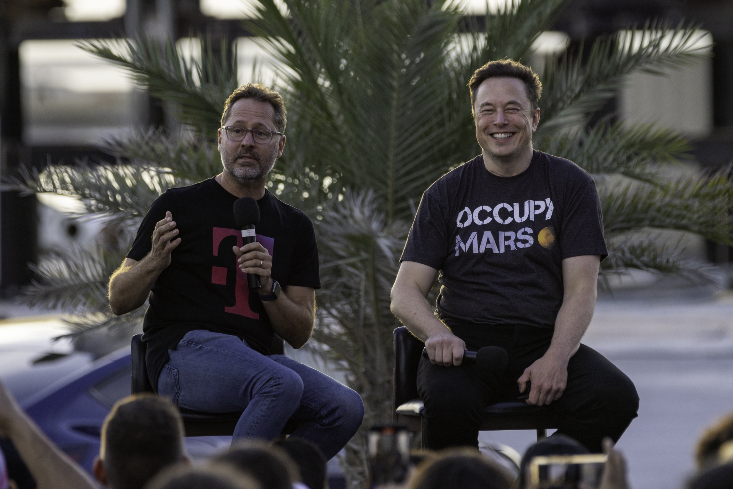 Starlink Mobile Is Coming for AT&T and Verizon: SpaceX Has Spectrum, Still Needs...
