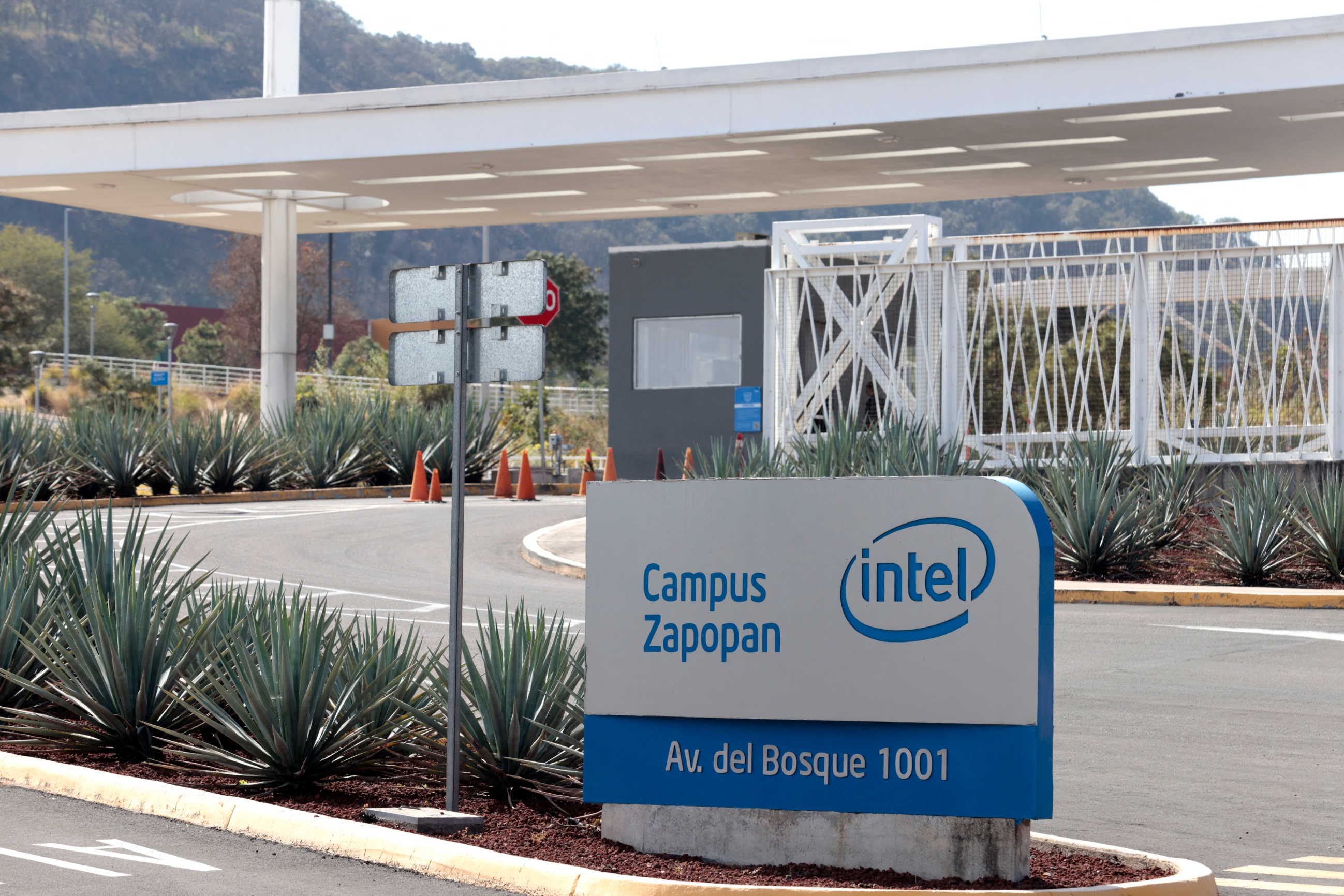 Intel Foundry Hits 85% Yield, Winning Chip Orders as ASML Validates High NA EUV