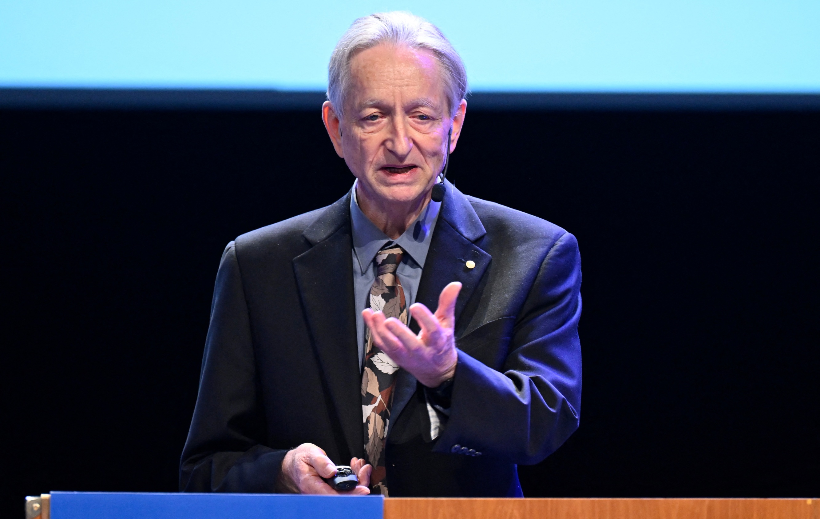 Geoffrey Hinton: AI Is Conscious, Corporate Incentives Are the Real Risk