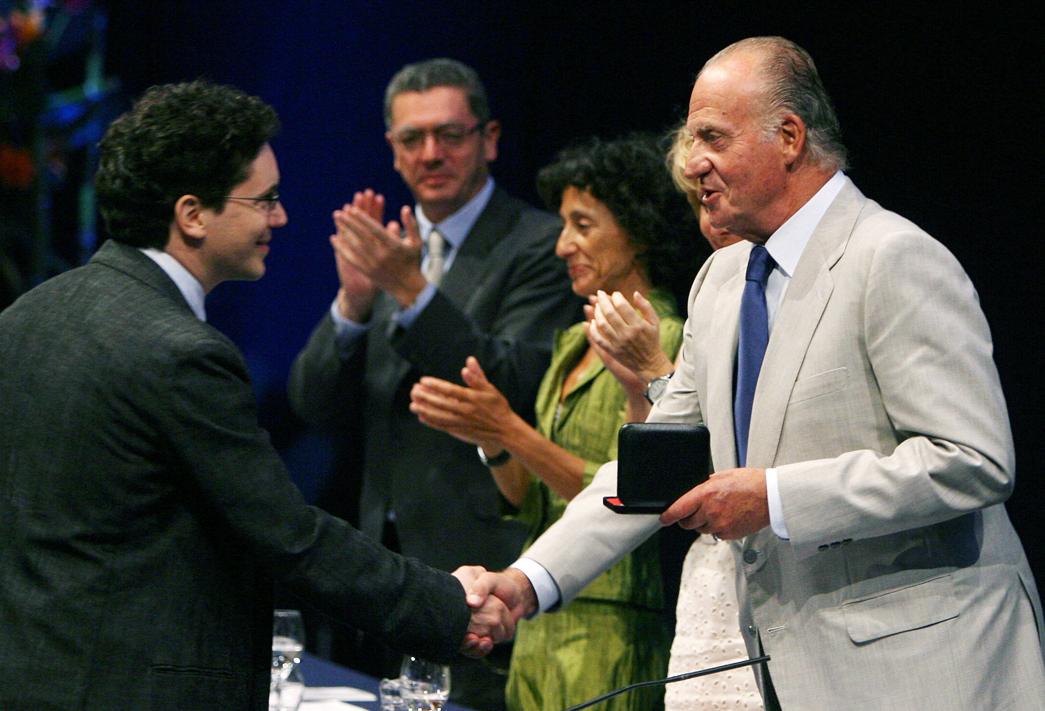 Photo: techtimes.com Spanish King Juan Carlos gives Fields Medal