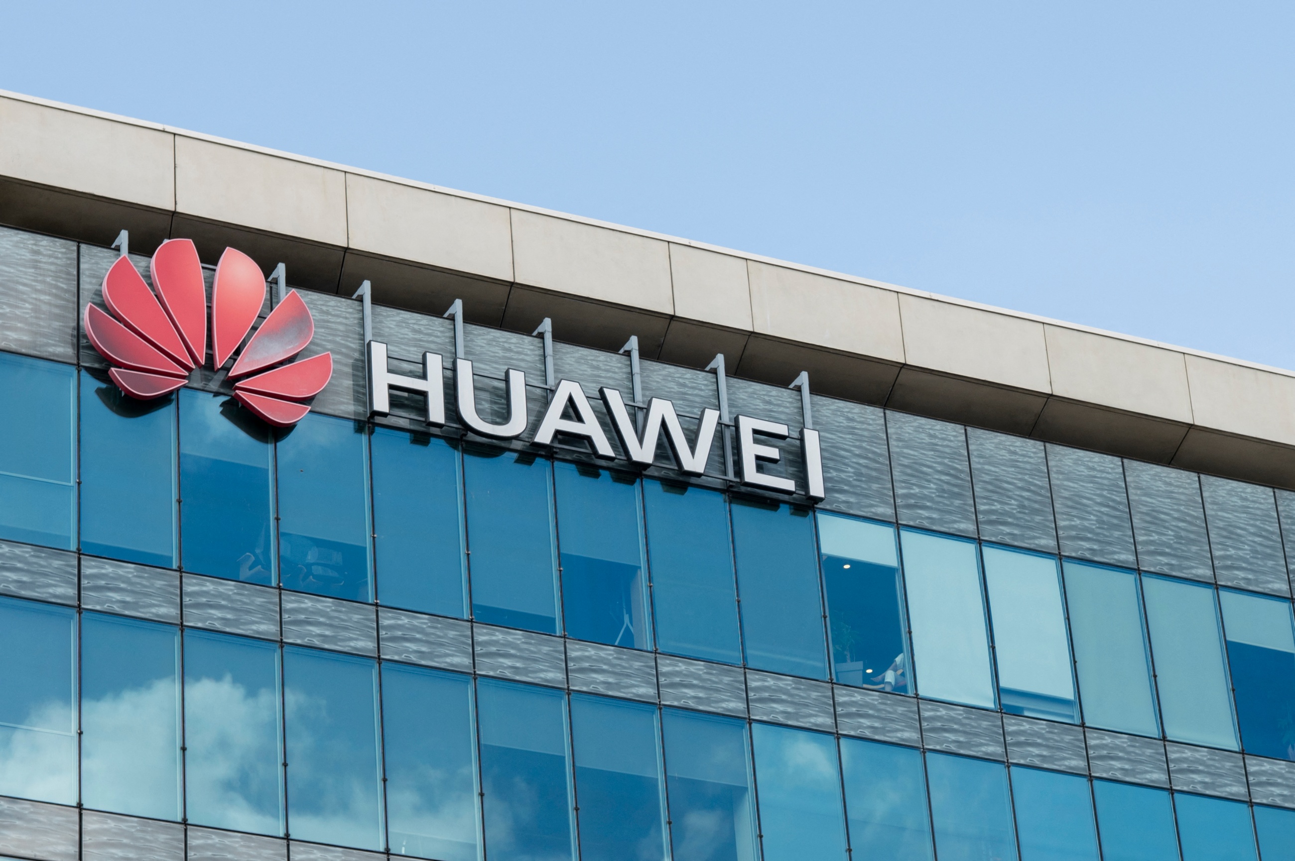 FCC Bans Devices With Huawei Chips and Unlocks a 440 MHz 5G Super-Band