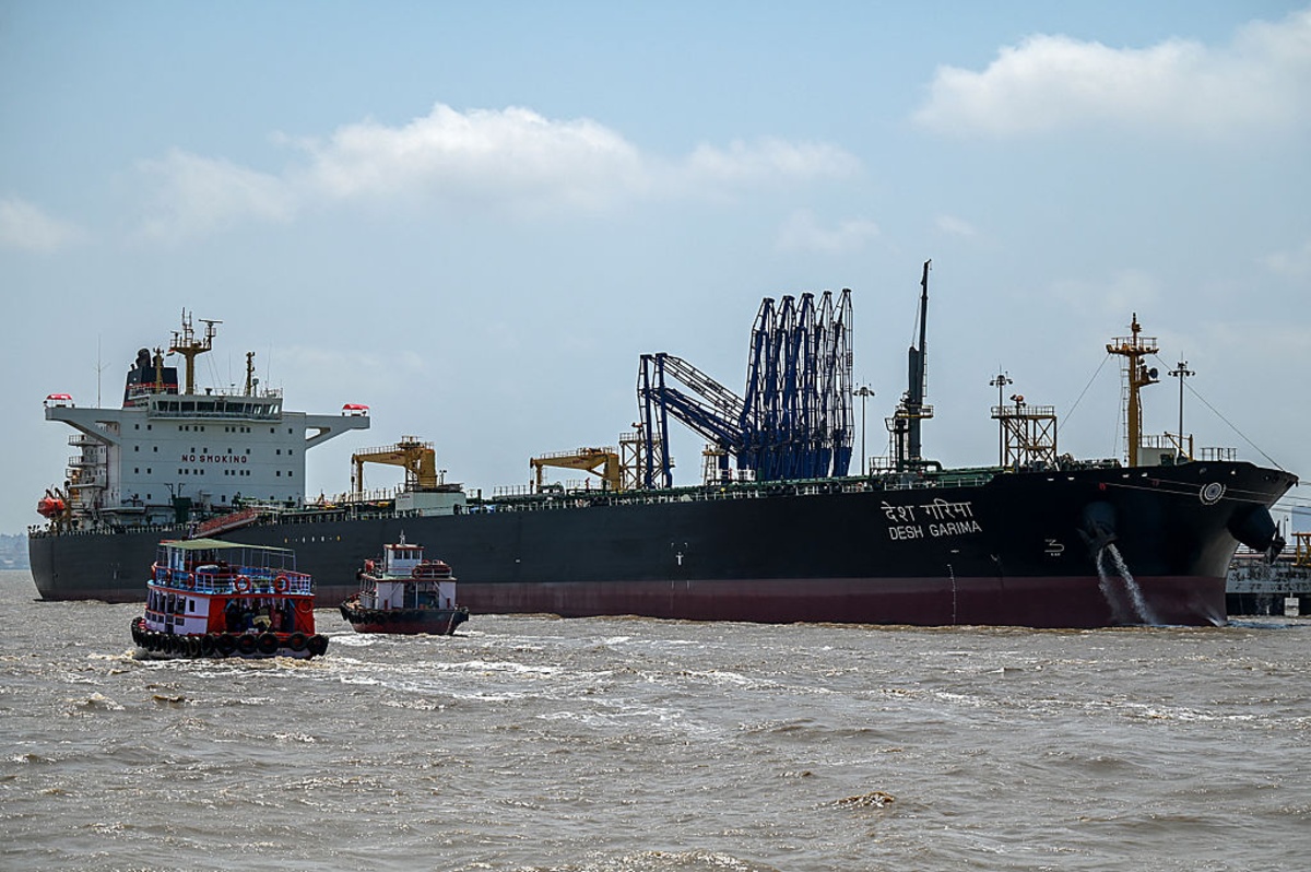 Oil Sinks 7% on US-Iran Pause and Hormuz Shipping Talks Ahead of Fed Decision
