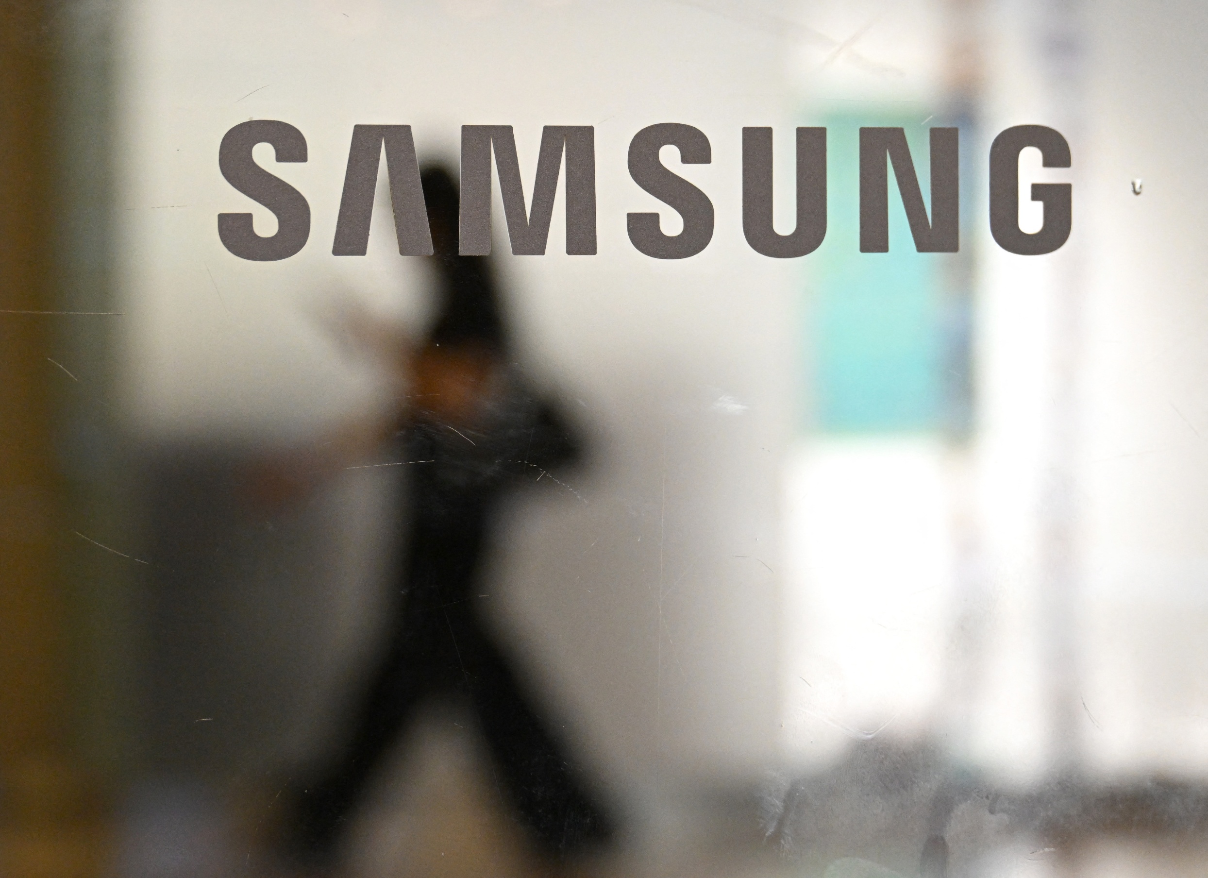 Criminal Probe of Samsung, SK Hynix Chiefs Invokes Law Seoul Wants Abolished by Year-End