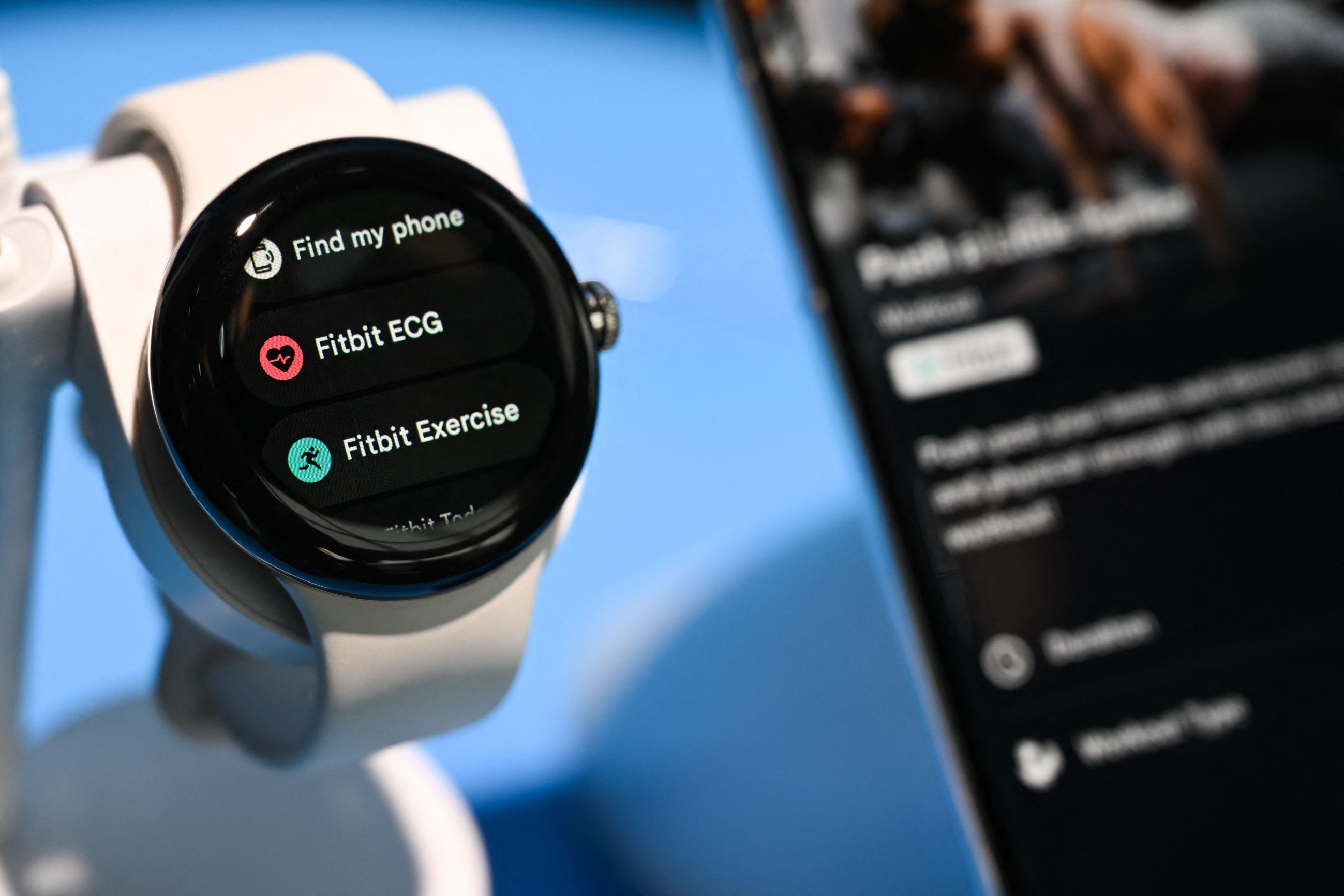 Gemini Wear OS Overlay Rolls Out to Pixel Watch: Watch Face Stays ...