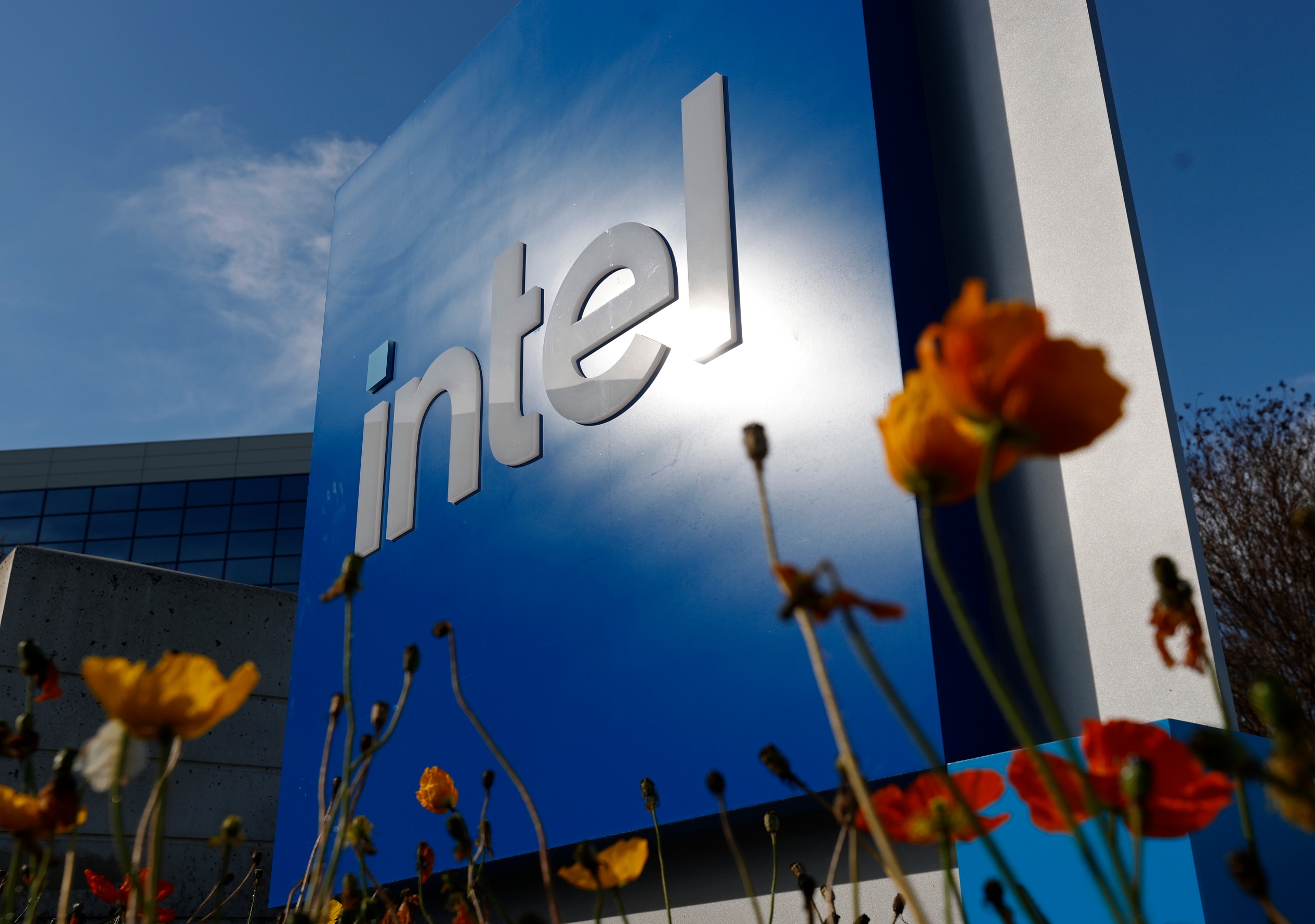 Intel Core 5 320 Posts First x86 Compute-Per-Watt Win Over Apple A18 Pro