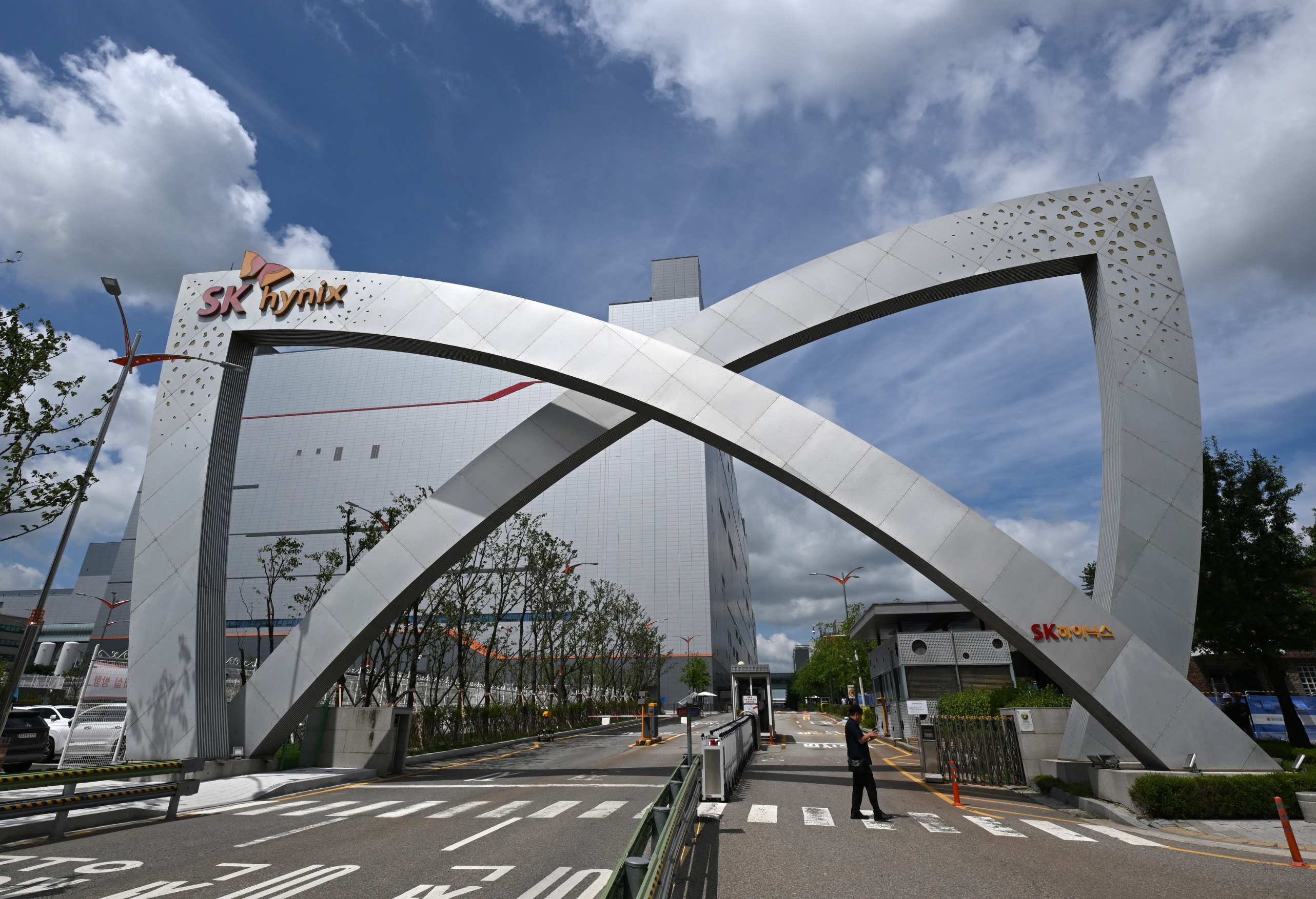 Korea to pass Chip Mega-Zone Law, suspend Fair Trade Act for cluster builders