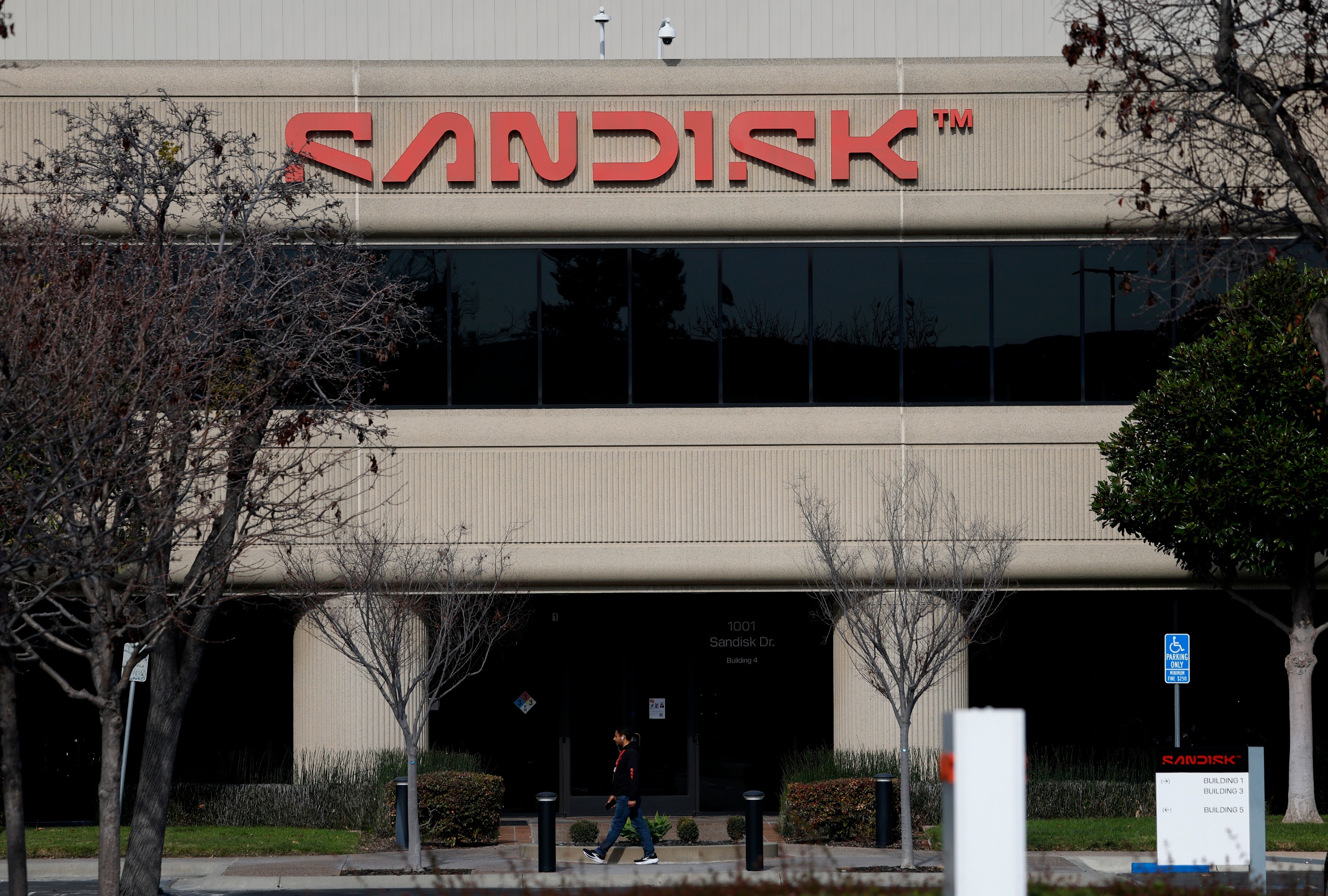 SanDisk Surges: Lutnick Bars Apple From Chinese Memory, NBM Locks $93.9B Floor - Tech Times