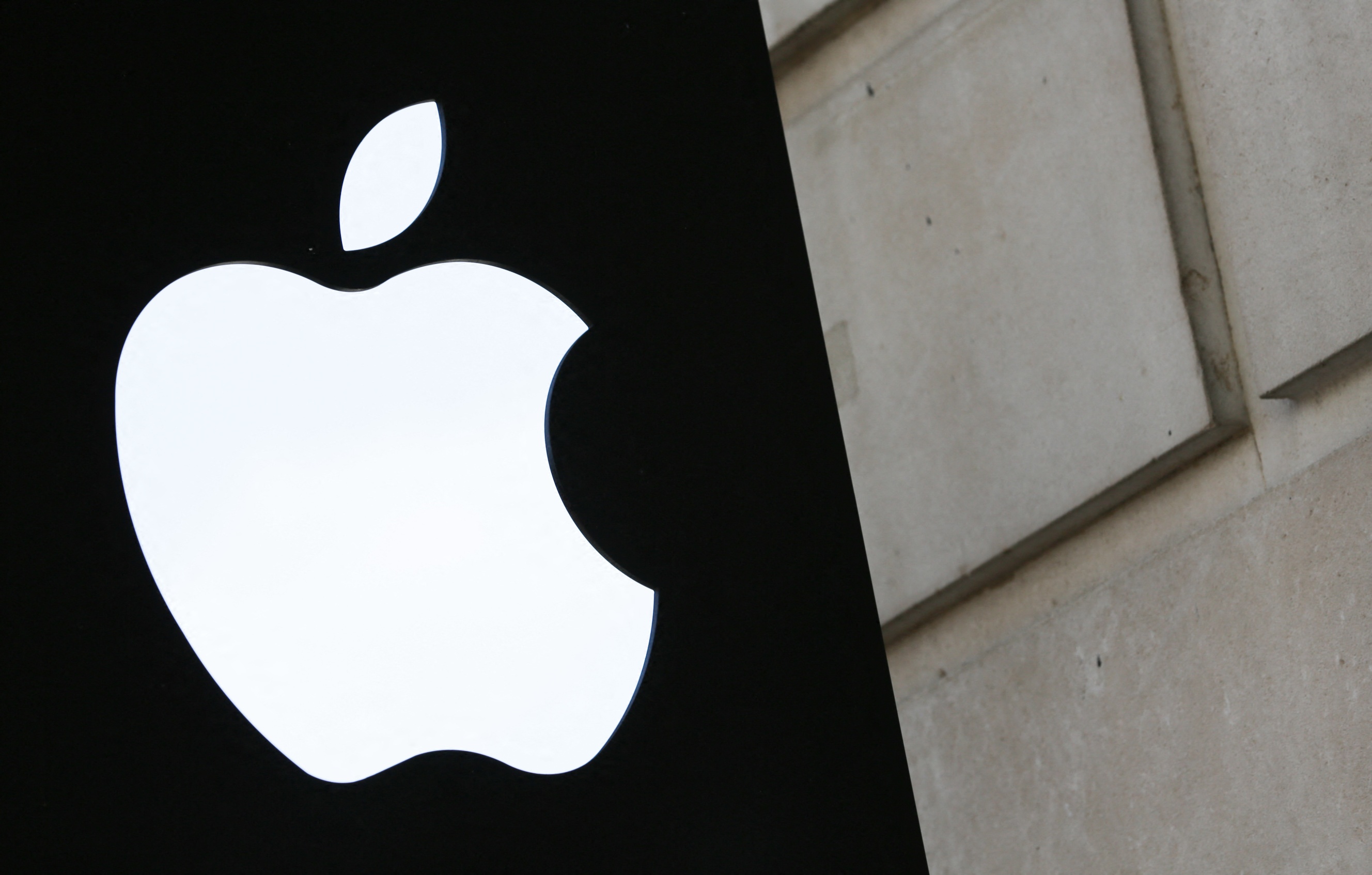 Apple Gave Rivals Discouraging ATT Prompts; UK Developers Sue for £2 Billion