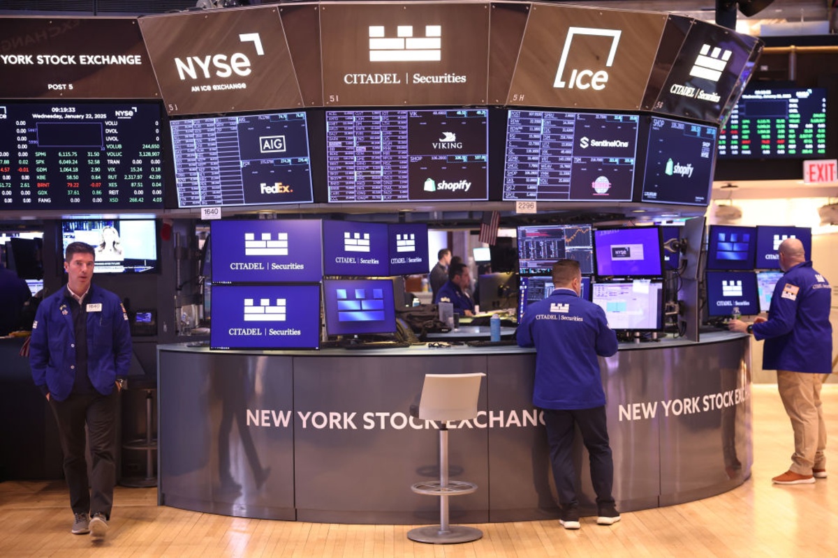 Record S & P 500 Earnings Mask Key Problem : AI Profits Went to Chip Makers , Not Business Users