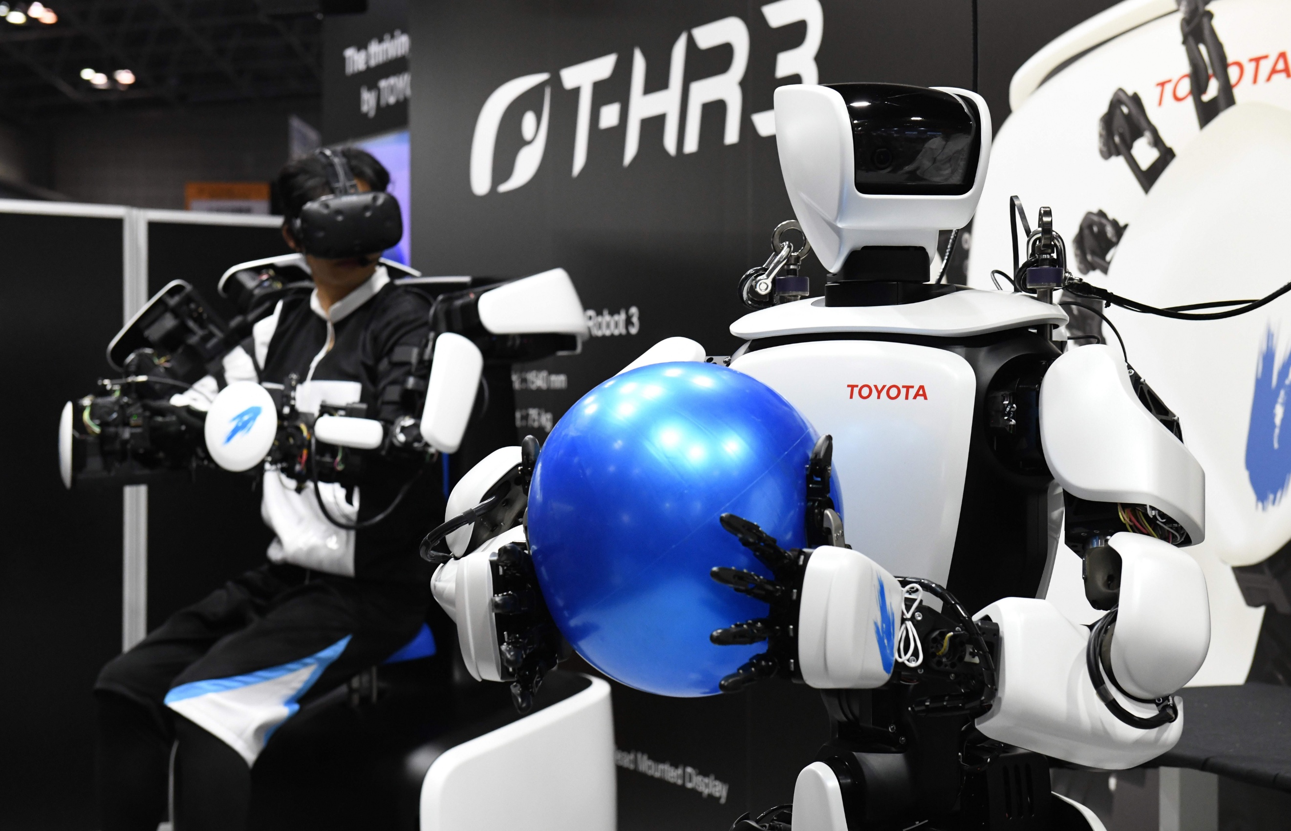 Toyota планирует 400 000 роботов для передачи навыков рабочих