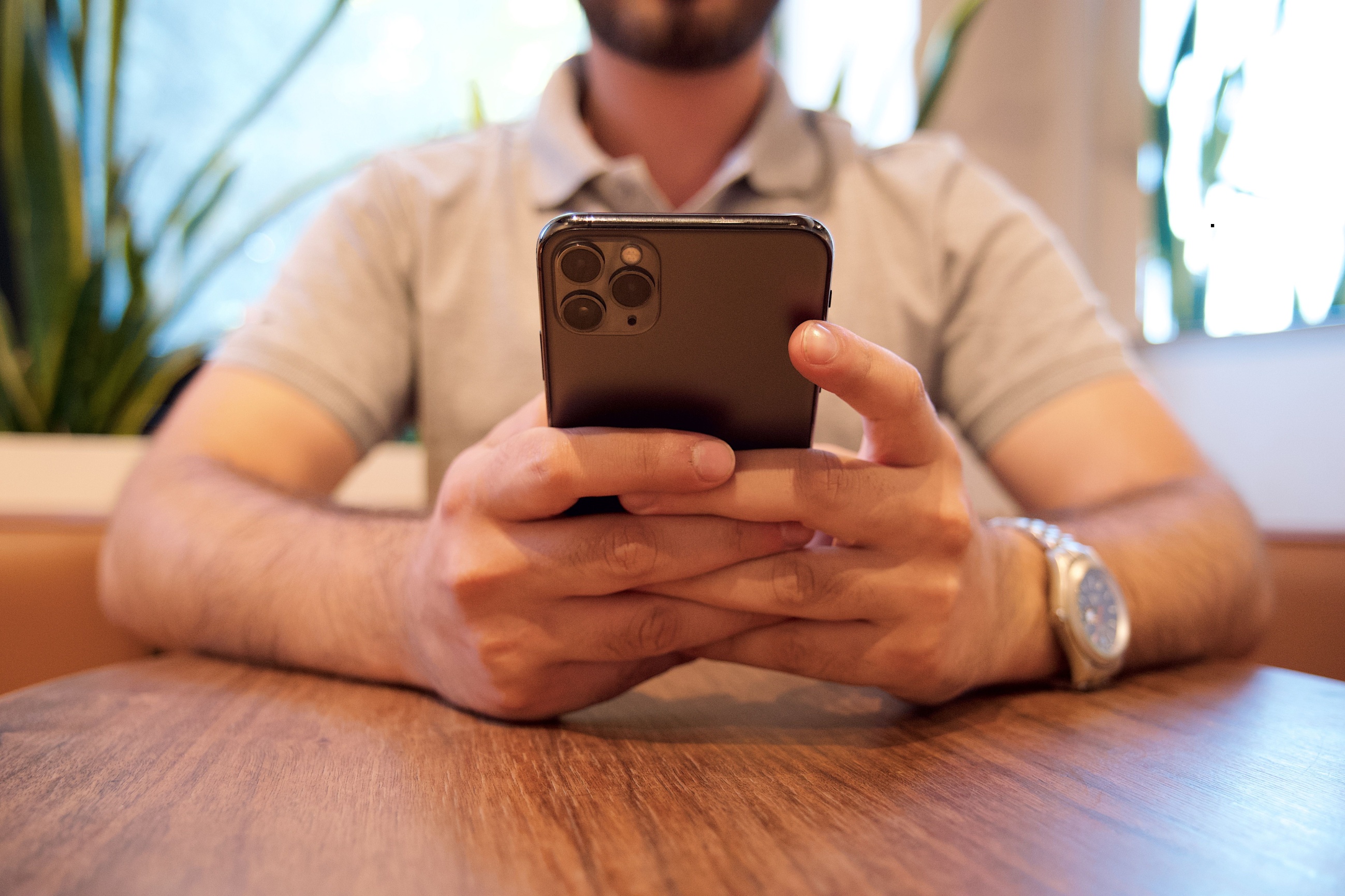 Split Face ID Sensors Caused iPhone 18 Pro Restart Bug; iOS 27.0 ...
