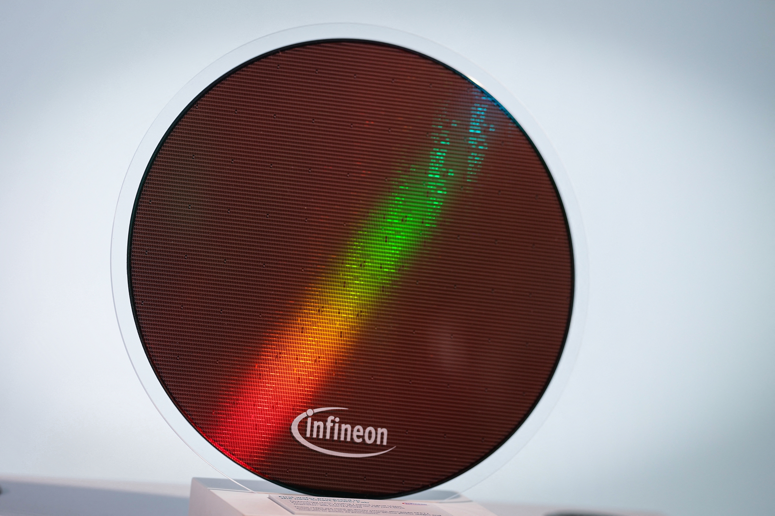 AI Data Centers Join EVs as SiC Demand Engines in Infineon-Wolfspeed 200mm Wafer Deal